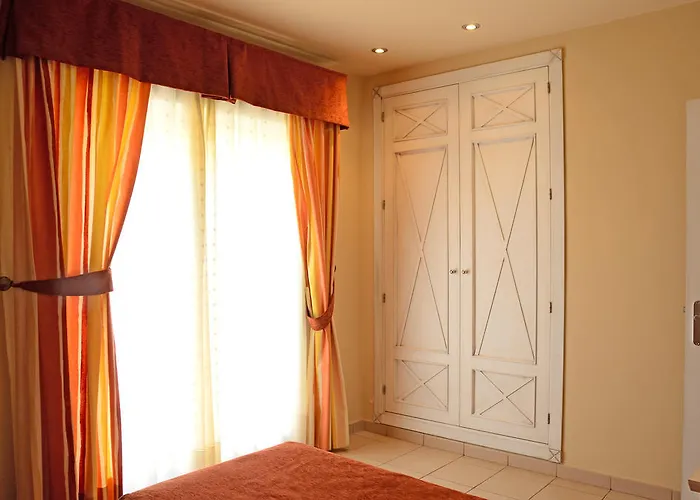 皮德拉玛尔公寓 * 科尼尔-德拉弗龙特拉